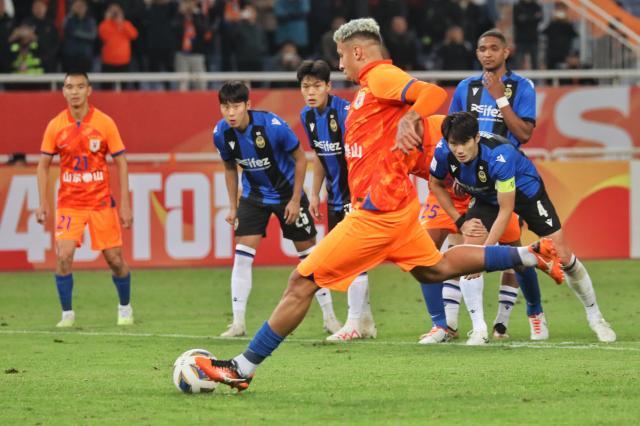 开云体育在线-【亚冠】李源一克雷桑进球对手乌龙 泰山3比1仁川