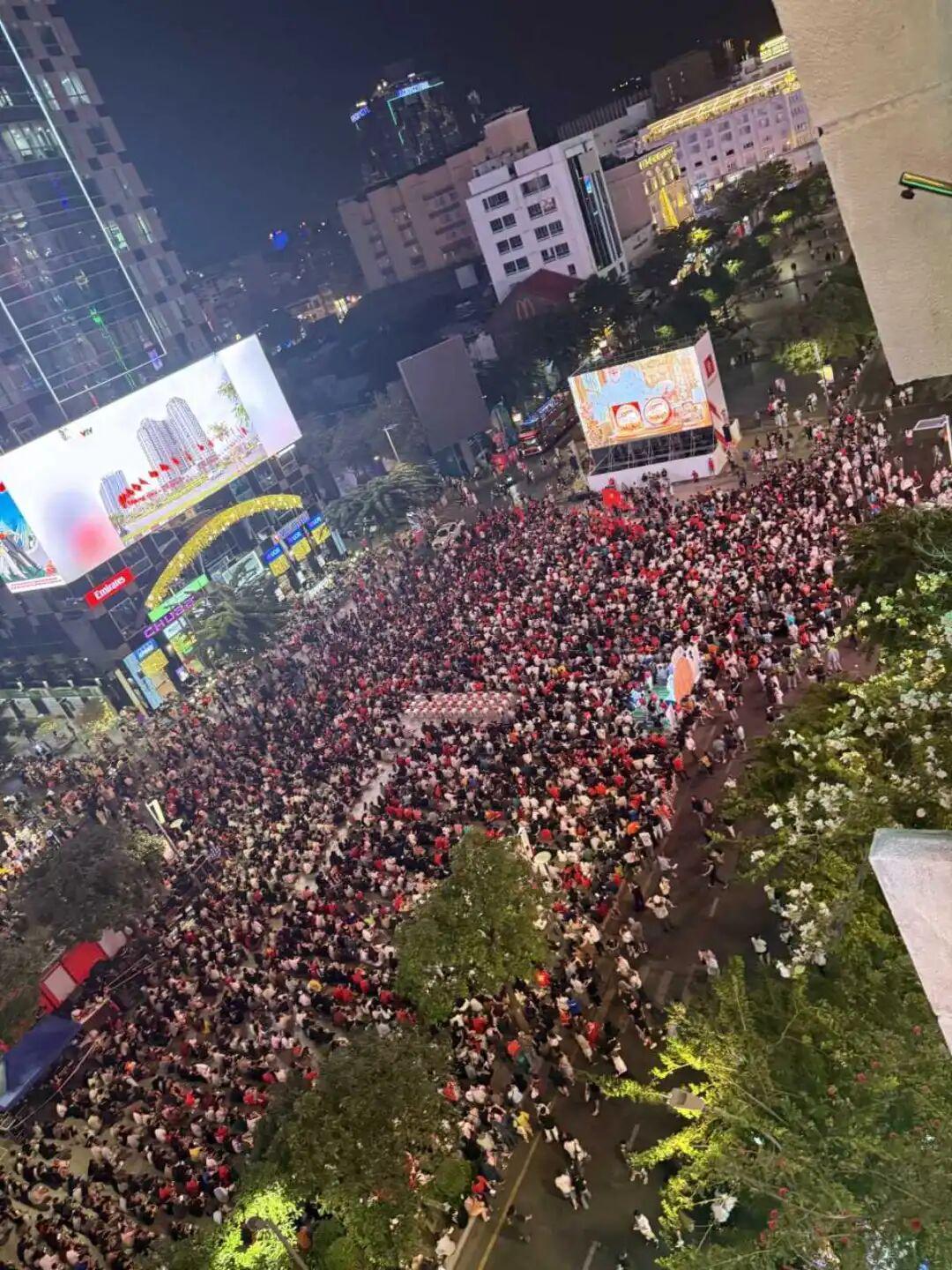 开云体育中国-越南数万名球迷街头围观“中越之战”，郑州球迷“混入”其中：中国队进球时，周围是寂静的、我内心是沸腾的